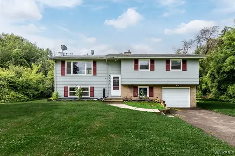 6290 Robinson Rd, Lockport, NY 14094