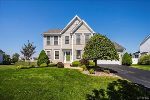4 Chicory Ln, Lancaster, NY 14086