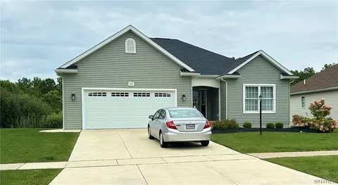 569 Riverwalk Dr, Youngstown, NY 14174