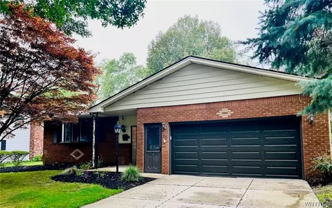 30 Lakeside Ct, West Seneca, NY 14224