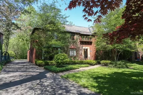 180 Greenaway Rd, Amherst, NY 14226