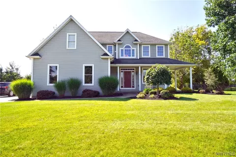 8 Peppermill Ln, Orchard Park, NY 14127