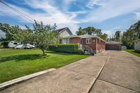 8233 3rd Ave, Niagara, NY 14304
