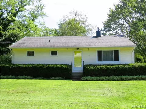 26 Lerczak Dr, Evans, NY 14006