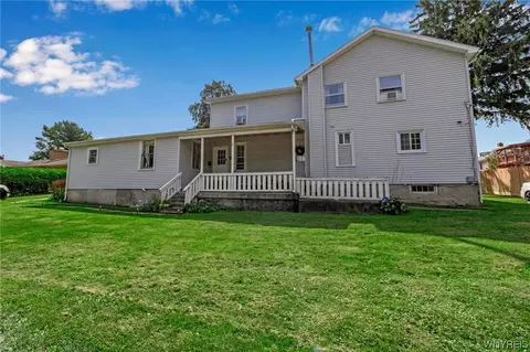 2 Meadowbrook Dr, Albion, NY 14411