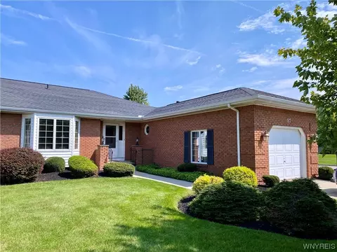 17 Saint Charles Ct, Amherst, NY 14221
