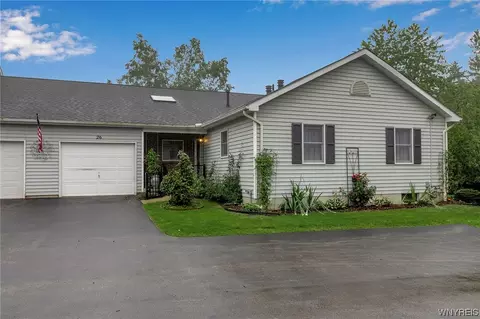 26 Stepping Stone Ln, Orchard Park, NY 14127