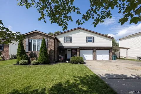 6960 Christi Ln, Wheatfield, NY 14304