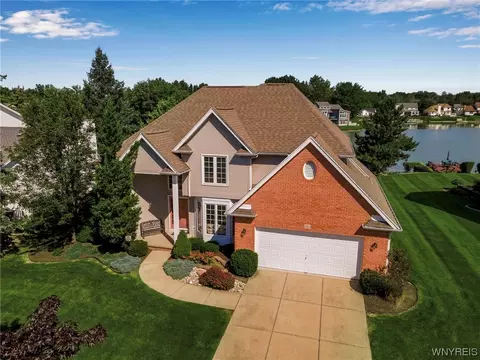 26 Black Spruce Ct, Amherst, NY 14228