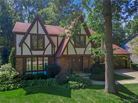 231 Glen Oak Dr, East Amherst, NY 14051