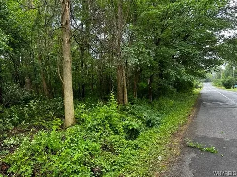 5911 Lakeview Ter E, Hamburg, NY 14075