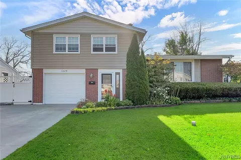 1029 Carter Dr, Grand Island, NY 14072