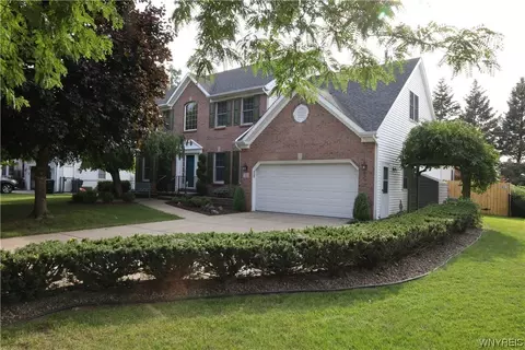 33 Hill Valley Dr, Lancaster, NY 14086