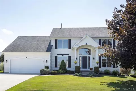 3496 Parkwood Cmn, Hamburg, NY 14075