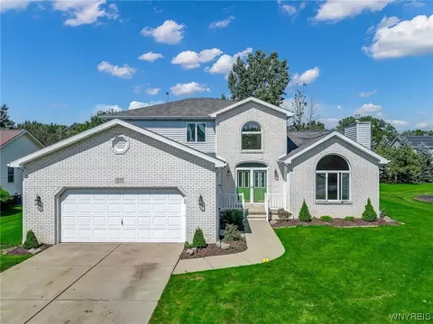 25 Luther Ln, Grand Island, NY 14072