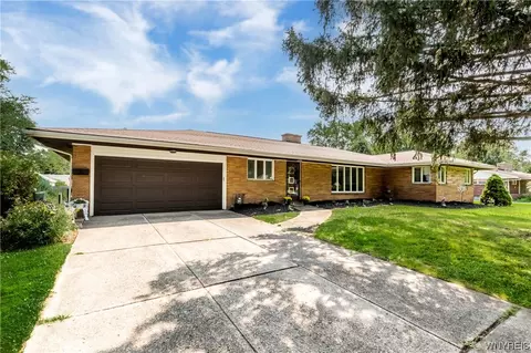 135 Tristan Ln, Amherst, NY 14221