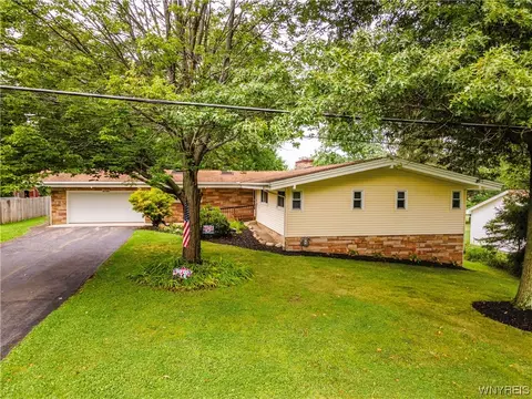 6700 Woodland Dr, Hamburg, NY 14075