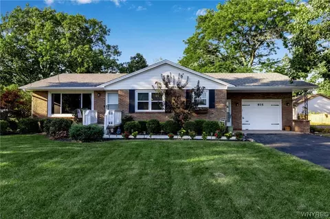 935 James Dr, Lewiston, NY 14092