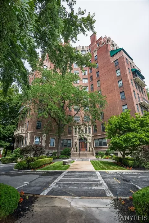 800 W Ferry St #2D, Buffalo, NY 14222