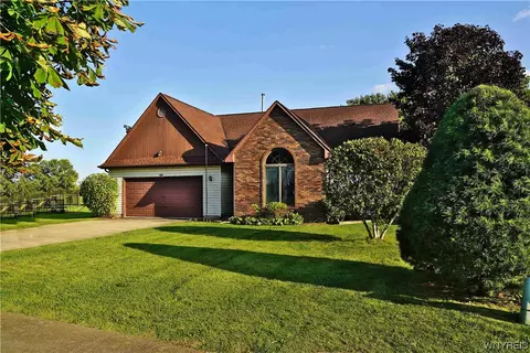 68 Continental Ln, Grand Island, NY 14072