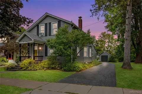 16 Franklin St, Lancaster, NY 14086
