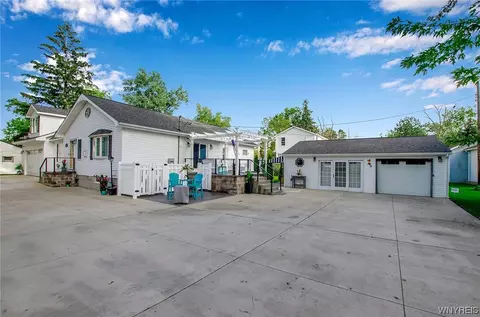 961 Douglas Pl, Hanover, NY 14081