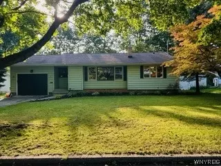 16 Roosevelt Dr, Lockport, NY 14094