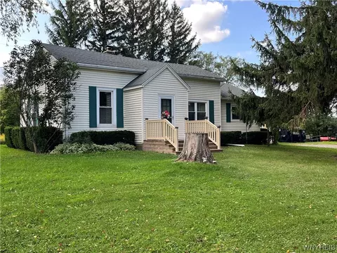9792 Ridge Rd, Darien, NY 14005