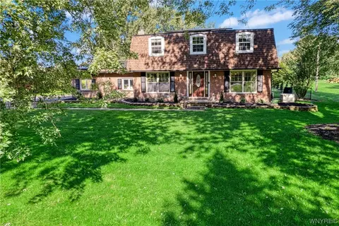 5991 Royal Ct, Pendleton, NY 14094