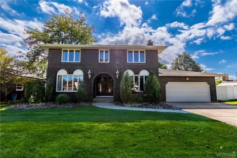 40 Woodcreek Ln, Grand Island, NY 14072