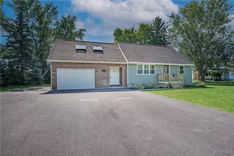 7322 Akron Rd, Lockport, NY 14094