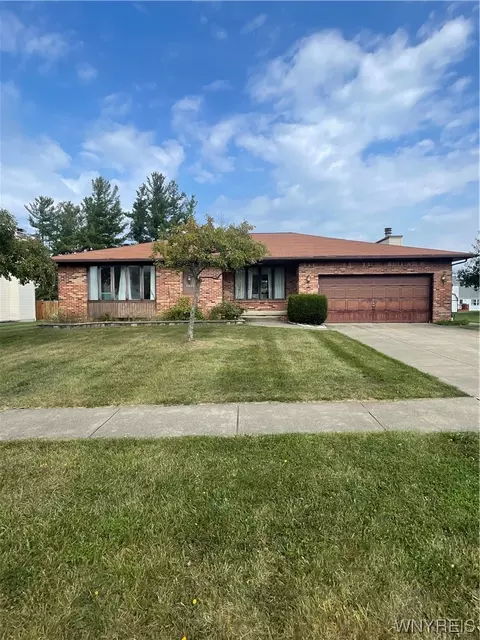 5642 Coachmans Ln, Hamburg, NY 14075