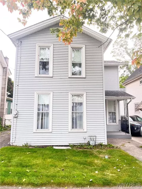 98 Prospect St, Lockport, NY 14094