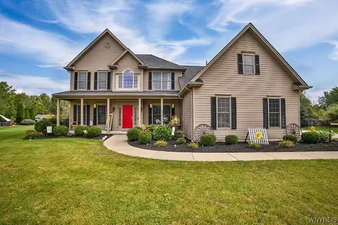 1225 Majestic Woods Dr, Grand Island, NY 14072
