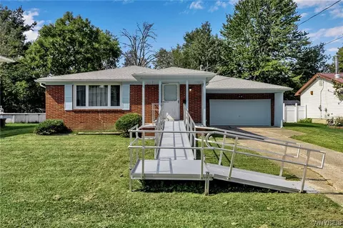 1722 Meadow Dr, Alden, NY 14004