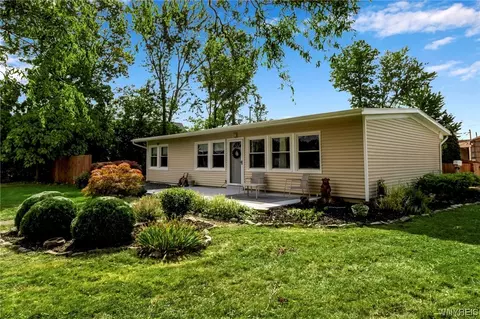 8 Riverdale Dr, Grand Island, NY 14072