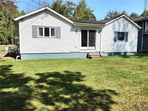 9561 Northfield St, Evans, NY 14006