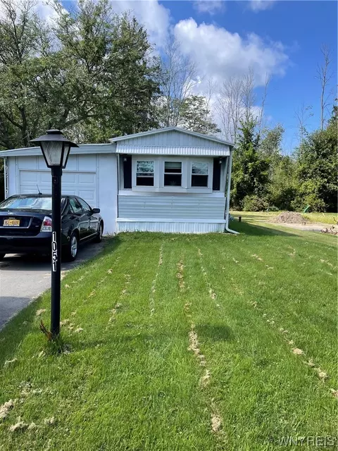 1051 Creekside Dr, Evans, NY 14047