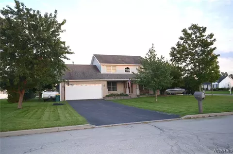 8994 Amy Leigh Ln, Clarence Center, NY 14032