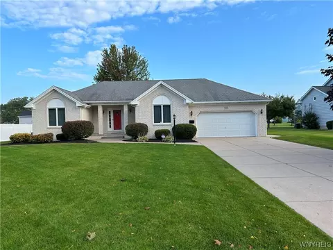 3167 Woodland Ct S, Wheatfield, NY 14120
