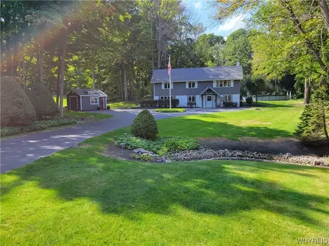 4660 Day Rd, Lockport, NY 14094