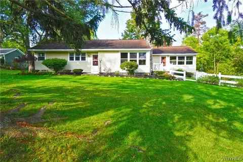 99 Castle Hill Rd, Aurora, NY 14052