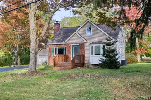 48 Hobby Ln, Orchard Park, NY 14127