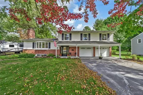 40 Meadowbrook Rd, Orchard Park, NY 14127