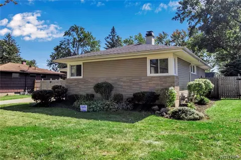 729 Meadowbrook Dr, North Tonawanda, NY 14120