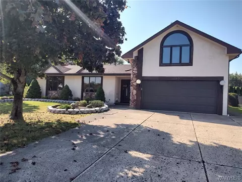 40 Freedom Dr, West Seneca, NY 14224
