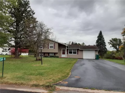 1745 Apple Hollow Ln, Hamlin, NY 14464
