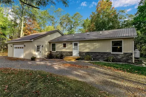 4349 Dry Bridge Rd, Alexander, NY 14005