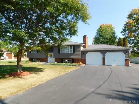 6879 Errick Rd, Wheatfield, NY 14120
