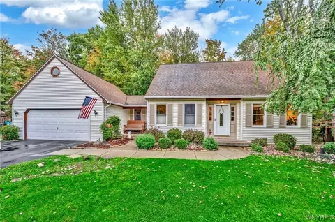 92 Old Orchard Ln, Orchard Park, NY 14127